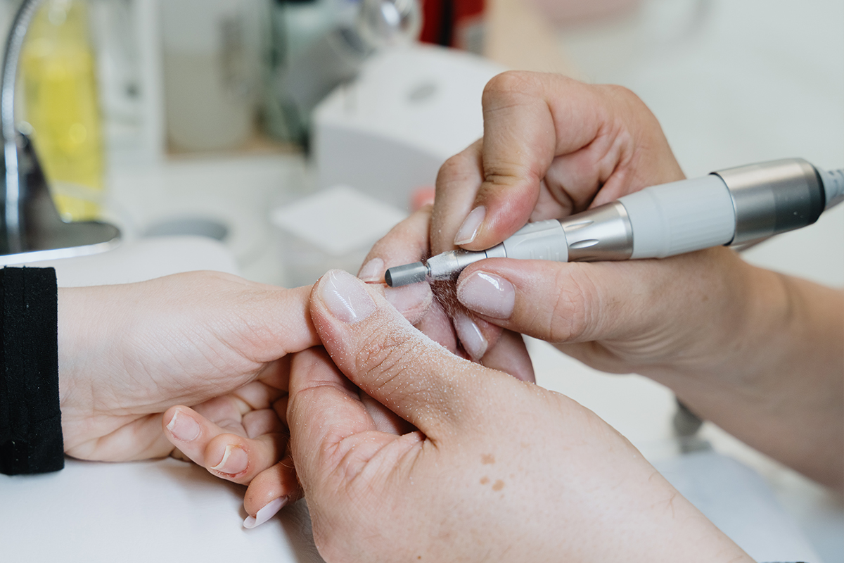 Precizna obrada prirodnih noktiju električnom turpijom